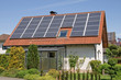 Wohnhaus mit Solarzellen auf dem Dach