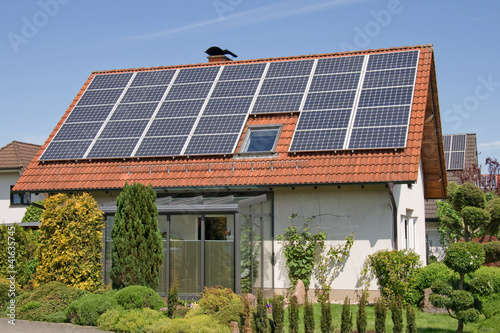 Photo: Wohnhaus mit Solarzellen auf dem Dach Wohnhaus mit Solarzellen auf dem Dach