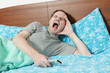 Foto: Yawning man in bed Yawning man in bed