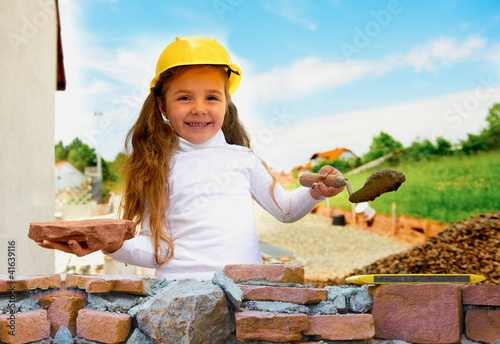 Foto: Kind baut ein Traumhaus Kind baut ein Traumhaus