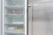 Frigorifico con una puerta abierta