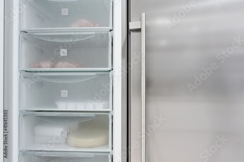 Photo: Frigorifico con una puerta abierta Frigorifico con una puerta abierta