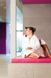 Junges Paar im Bademantel in Spa