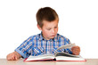 Kind beim Lesen eines Buches