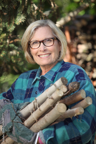 Photo: Woman gathering wood Woman gathering wood