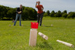 Jugendliche im Park spielen Kubb