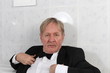 Mann im Smoking in der Badewanne