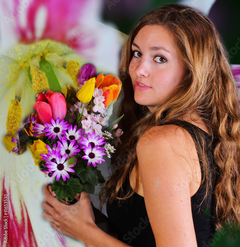 Foto: Young, happy woman with a colorful bouquet of spring flowers Young, happy woman with a colorful bouquet of spring flowers