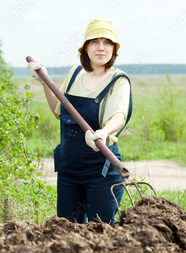 Photo: Woman works with animal manure Woman works with animal manure