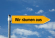 Pfeil mit blauem Himmel WIR RÄUMEN AUS
