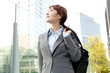Foto: Beautiful business woman walking outside her office. Portrait of Beautiful business woman walking outside her office. Portrait of