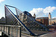 Pontmoderne dans ville ancienne.