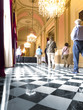 Turistas caminando en un pasillo del Liceu (Barcelona) Turistas caminando en un pasillo del Liceu (Barcelona)