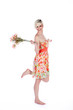 Junge hübsche Frau mit blumigen Kleid und Blumenstrauß Junge hübsche Frau mit blumigen Kleid und Blumenstrauß