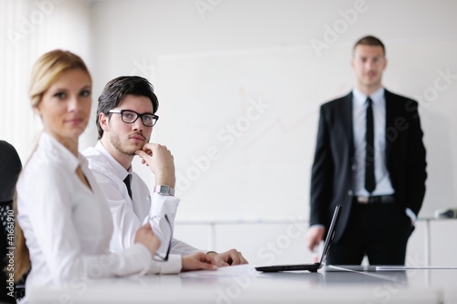 Foto: business people in a meeting at office business people in a meeting at office