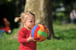 Mädchen auf dem Spielplatz mit Ball