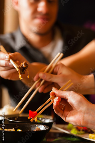 Foto: Young people eating in Thai restaurant Young people eating in Thai restaurant
