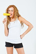 Blonde Frau isst Maiskolben