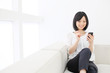 Photo: スマートフォンを使う女の子 スマートフォンを使う女の子