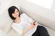 スマートフォンを使う女の子