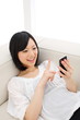 スマートフォンを使う女の子