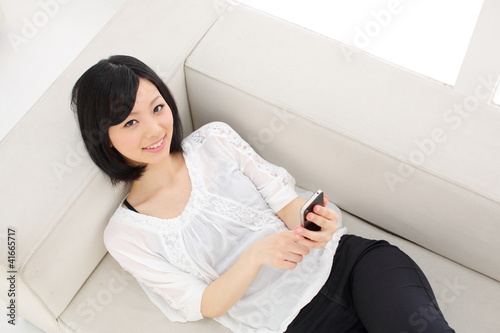 Photo: スマートフォンを使う女の子 スマートフォンを使う女の子