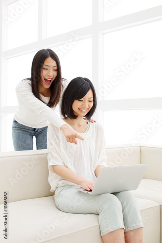 Photo: パソコンを見る女の子 パソコンを見る女の子