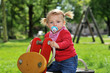 Foto: Mädchen auf dem Spielplatz Mädchen auf dem Spielplatz