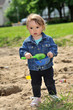 Mädchen auf dem Spielplatz im Sandkasten