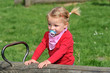Mädchen auf dem Spielplatz mit wippe