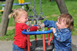 Foto: Zwei Mädchen streiten auf dem Spielplatz Zwei Mädchen streiten auf dem Spielplatz