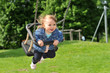 Foto: Mädchen auf dem Spielplatz auf der Schaukel Mädchen auf dem Spielplatz auf der Schaukel