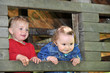 Zwei kleine Mädchen im Spielhaus