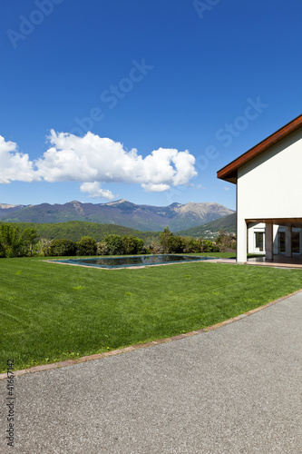 Photo: beautiful country house with swimming pool, outdoor beautiful country house with swimming pool, outdoor