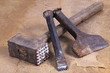 Steinmetzwerkzeug - Stockhammer und zwei Meißel