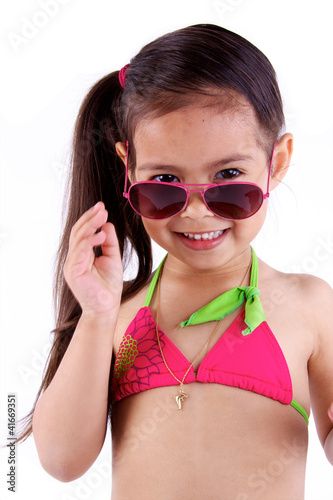 Foto: jolie petite fille avec maillot de bain et lunette de soleil jolie petite fille avec maillot de bain et lunette de soleil