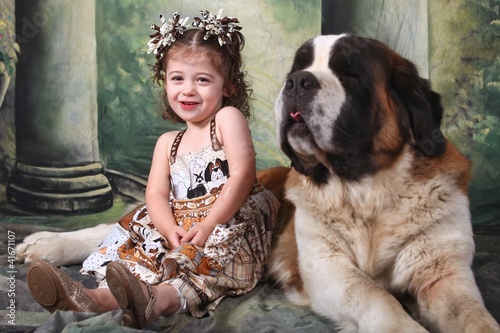 Foto: Adorable Child and Her Saint Bernard Puppy Dog Adorable Child and Her Saint Bernard Puppy Dog