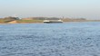 Binnenschiff transportiert Güter über Wasserweg