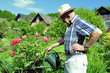 Senior bei der Gartenpflege
