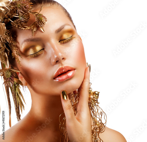 Foto: Golden Luxury Makeup. Fashion Girl Portrait Golden Luxury Makeup. Fashion Girl Portrait