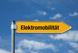 Pfeil mit blauem Himmel ELEKTROMOBILITÄT