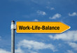 Pfeil mit blauem Himmel WORK-LIFE-BALANCE