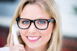 junge frau mit brille am telefon