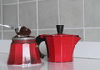 Mettere caffè nella moka rossa