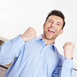 Jubelnder Manager im Büro Jubelnder Manager im Büro