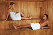 Mann und Frau reden in Sauna