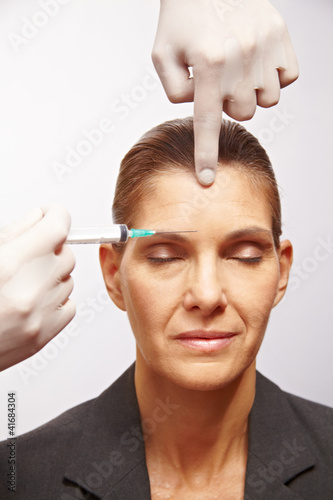 Photo: Seniorin bei Schönheitsoperation Seniorin bei Schönheitsoperation