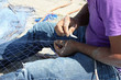 pescatore che ripara la rete