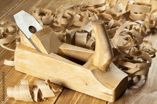 Foto: Carpenter's plane and shaving Carpenter's plane and shaving