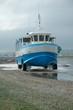 Navire amphibie roulant sur la plage